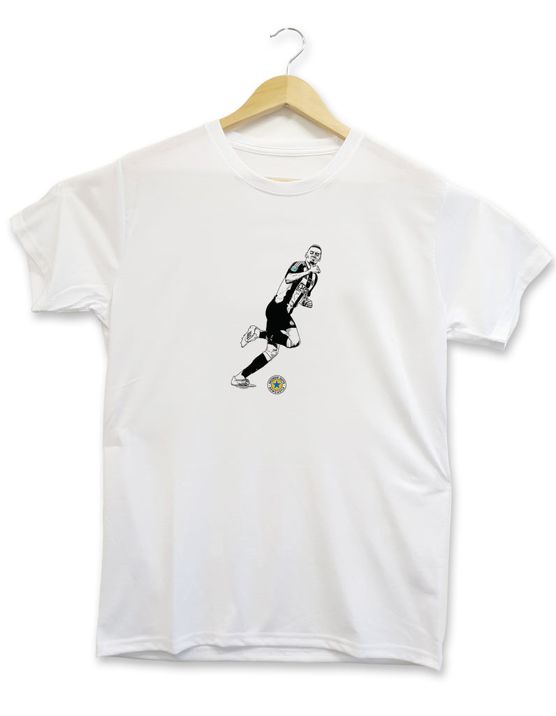 Geordie Gifts Newcastle United supporter T-shirt featuring a hand-drawn Alexander Isak illustration celebrating his second goal in the Carabao League Cup final at Wembley by pointing at Virgil van Dijk, displayed on a hanger.